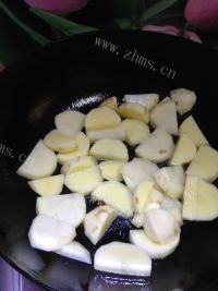 美味的土豆烧牛肉做法图解5)