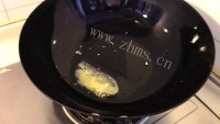 妈妈做洋葱炒鸡蛋做法图解7)