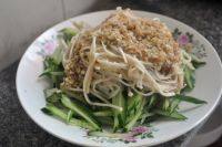 家常菜凉拌黄瓜金针菇
