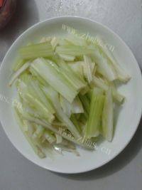 家常菜西芹炒肉丝做法图解2)