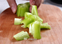 脆嫩可口的香煎土豆做法图解4)