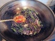 家常菜五花肉炒蕨菜