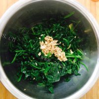 家常菜蒜蓉菠菜做法图解7)