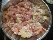 色泽不错的菠萝炒鸡腿肉做法图解4)