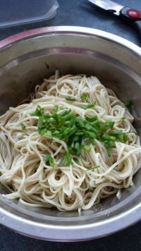 香气浓郁的葱油面做法图解4)