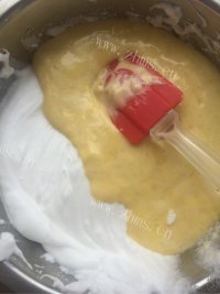 口感丰富的黄桃慕斯蛋糕做法图解4)