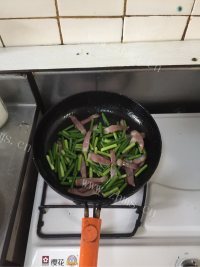 诱人的腊肉炒蒜苗做法图解5)