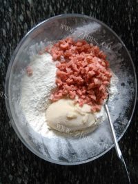 家常火腿肠豆渣饼做法图解4)