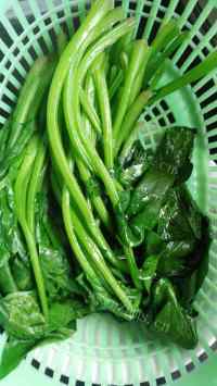 香气浓郁的芝麻拌菠菜做法图解3)
