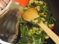 美味韭菜炒蚕豆做法图解6)