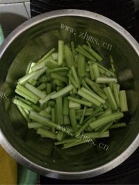 家常菜芹菜炒粉丝做法图解2)