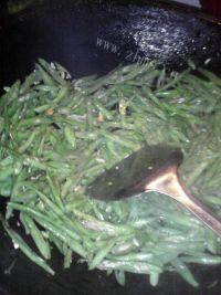 好吃不腻的素炒四季豆做法图解9)
