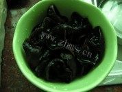 色味俱全的木耳炒胡萝卜做法图解2)
