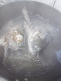 「念念不忘」鱼头豆腐汤做法图解4)