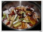 色味俱全的蒜香红烧肉做法图解2)