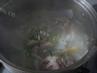 美味的萝卜大骨汤做法图解14)