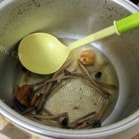 茶树菇鸡翅汤 一汤两的做法图解三