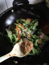 家常菜西兰花炒肉做法图解9)