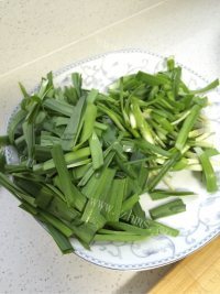诱人的韭菜炒鸡蛋做法图解2)