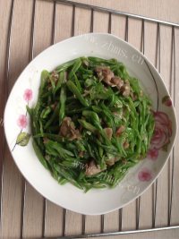 美味的四季豆炒肉做法图解7)