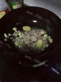 美味营养的芹菜炒肉做法图解3)