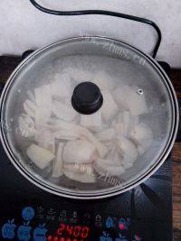 美味的大骨莲藕汤做法图解4)