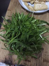 家常菜韭菜炒豆腐做法图解2)