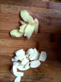 诱人的香菇炒油菜做法图解3)