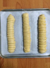 色香味浓的毛毛虫面包做法图解8)