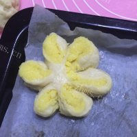 自制椰蓉花型面包做法图解7)