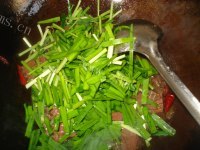 唇齿留香的韭菜炒猪血做法图解4)