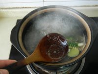 美味的东北酸菜炖羊骨做法图解7)