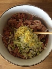 香气浓郁的鲜肉小馄饨做法图解2)
