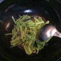 自己做的芹菜炒粉做法图解3)