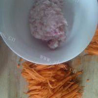 胡萝卜猪肉荞麦包子的做法图解二