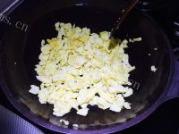 口感丰富的茭白炒鸡蛋做法图解2)