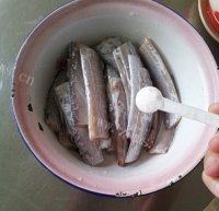炸刀鱼做法图解2)
