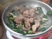 「念念不忘」蒜苗炒猪肝做法图解9)