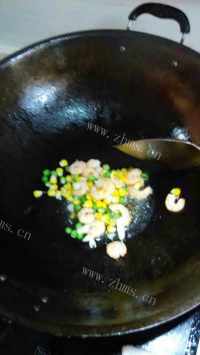 家常菜玉米炒虾仁做法图解7)