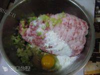 美味的糖醋肉丸做法图解1)