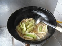 美味瓜条炒鲜菇做法图解8)