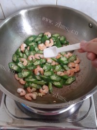 家常菜秋葵炒虾仁做法图解6)