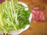 家常菜肉炒芹菜做法图解1)