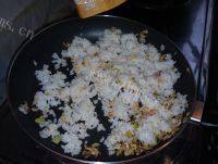 口感饱满的虾皮炒饭做法图解4)