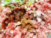 酥香炸肉丸做法图解4)