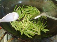 美美厨房之蒜苔炒腊肉做法图解4)