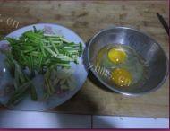 可口鸡蛋炒蒜苔做法图解2)