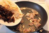 家常豆皮炒腊肠做法图解8)