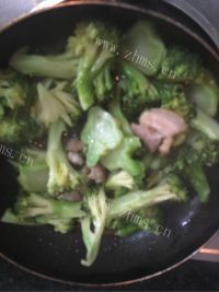 最爱的西兰花炒肉做法图解6)