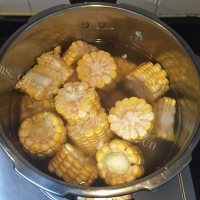 回味无穷的玉米骨头汤做法图解4)